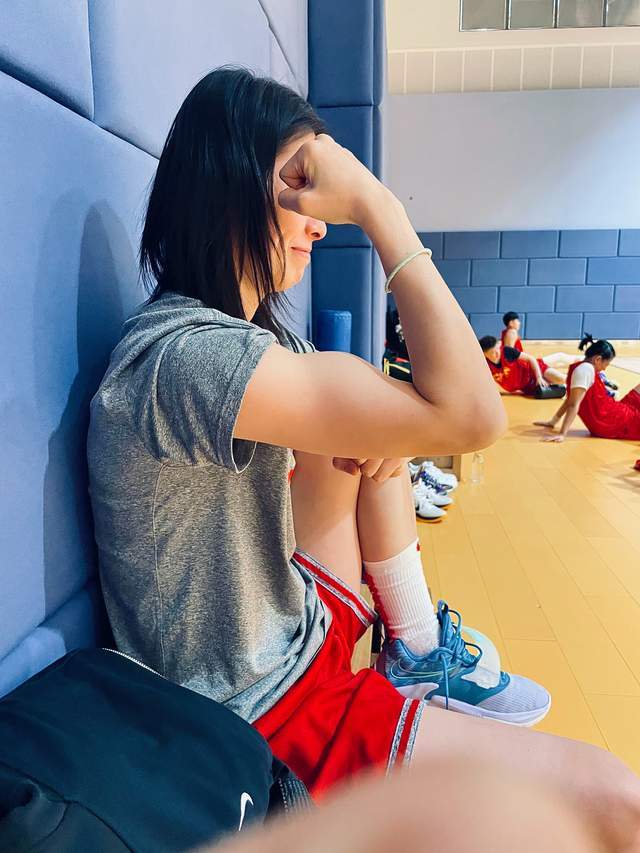 王思雨22年女篮世预赛个人集锦，对阵美国砍17分6助攻(黄思雨女篮个人简历)