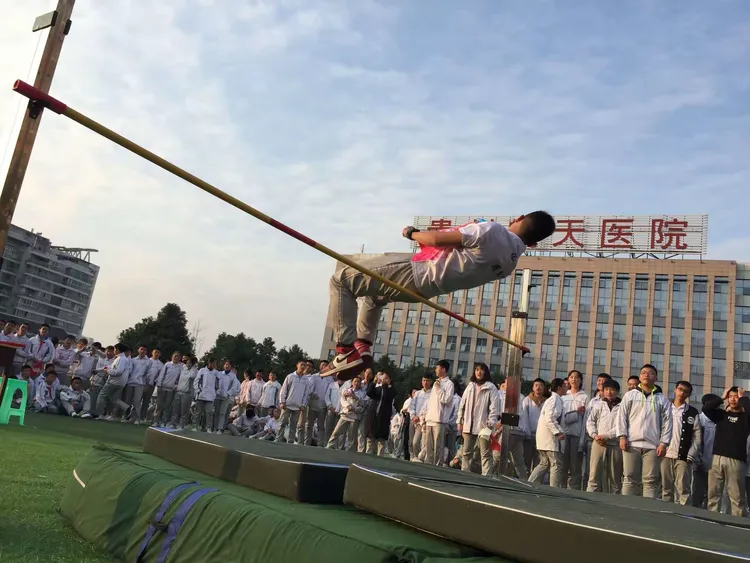 捷克田径运动员奋勇拼搏，登上领奖台(捷克短跑女运动员)